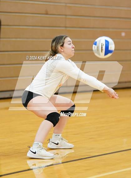 Thumbnail 3 in Harbor Beach vs. Almont photogallery.