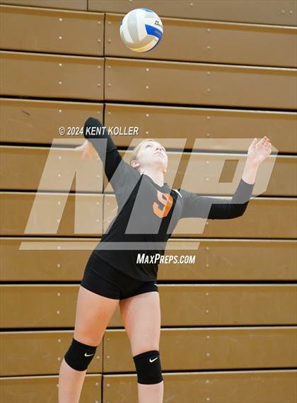 Thumbnail 1 in Harbor Beach vs. Almont photogallery.