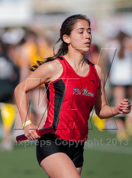 Thumbnail 3 in 2013 Ventura Invitational Girls Varsity 4X1600 Relay photogallery.