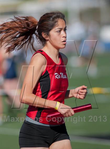 Thumbnail 3 in 2013 Ventura Invitational Girls Varsity 4X1600 Relay photogallery.