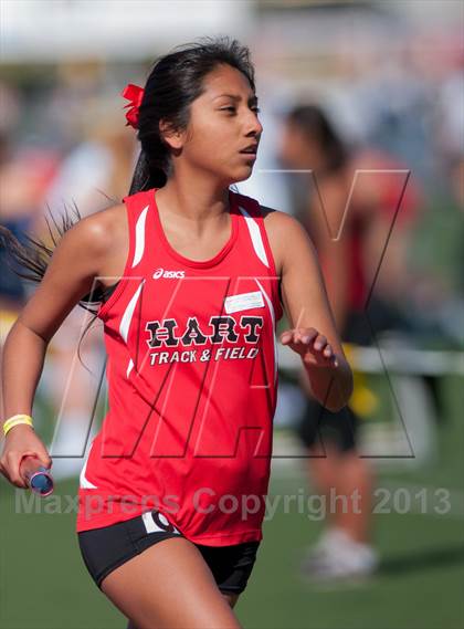 Thumbnail 3 in 2013 Ventura Invitational Girls Varsity 4X1600 Relay photogallery.