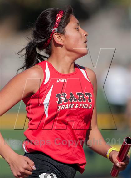 Thumbnail 2 in 2013 Ventura Invitational Girls Varsity 4X1600 Relay photogallery.