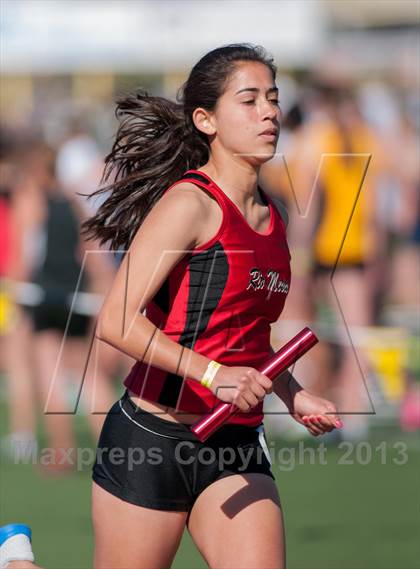 Thumbnail 2 in 2013 Ventura Invitational Girls Varsity 4X1600 Relay photogallery.
