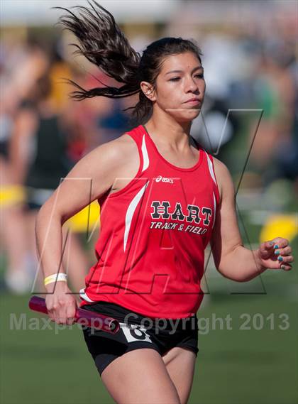 Thumbnail 3 in 2013 Ventura Invitational Girls Varsity 4X1600 Relay photogallery.