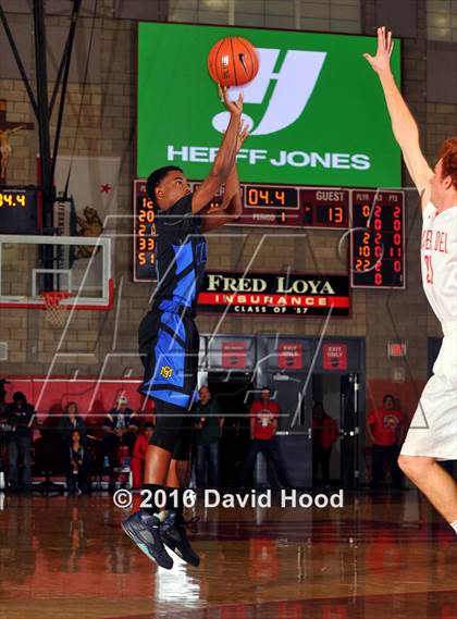 Thumbnail 2 in Shadow Mountain @ Mater Dei (Nike Extravaganza) photogallery.