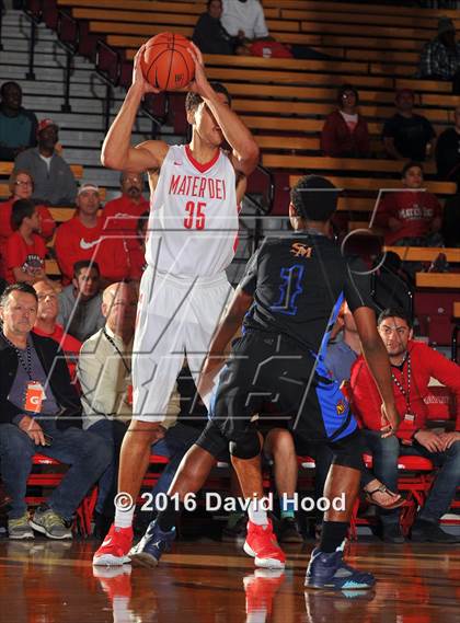 Thumbnail 2 in Shadow Mountain @ Mater Dei (Nike Extravaganza) photogallery.