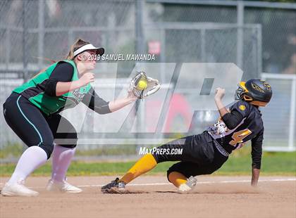 Thumbnail 3 in Granada Hills Charter vs King/Drew photogallery.
