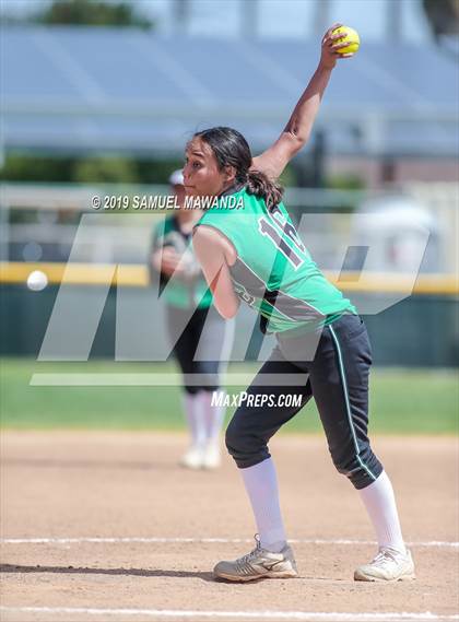Thumbnail 2 in Granada Hills Charter vs King/Drew photogallery.
