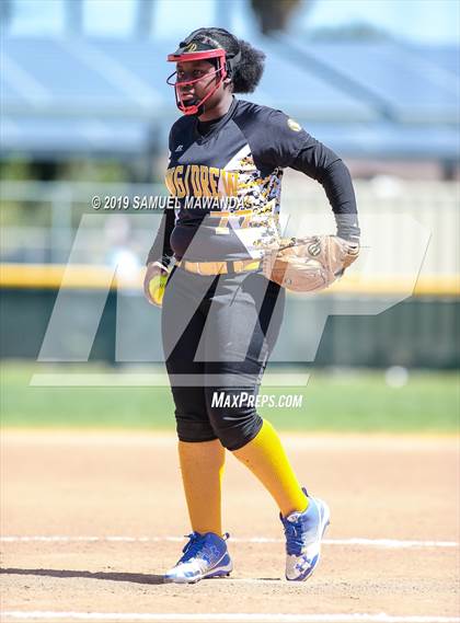 Thumbnail 3 in Granada Hills Charter vs King/Drew photogallery.