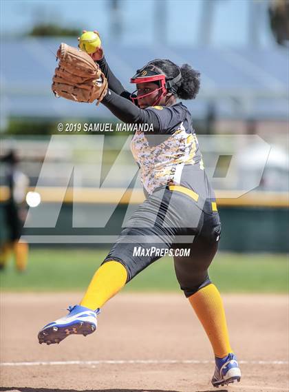 Thumbnail 2 in Granada Hills Charter vs King/Drew photogallery.