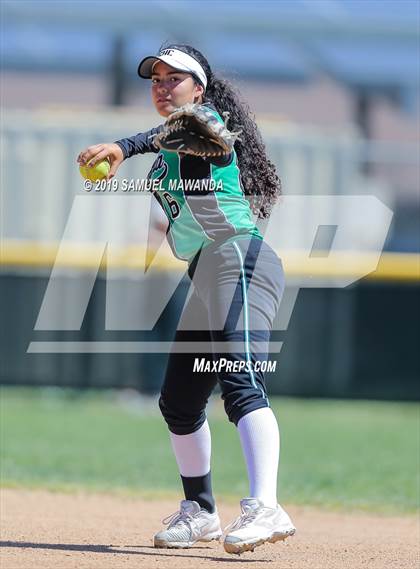 Thumbnail 3 in Granada Hills Charter vs King/Drew photogallery.