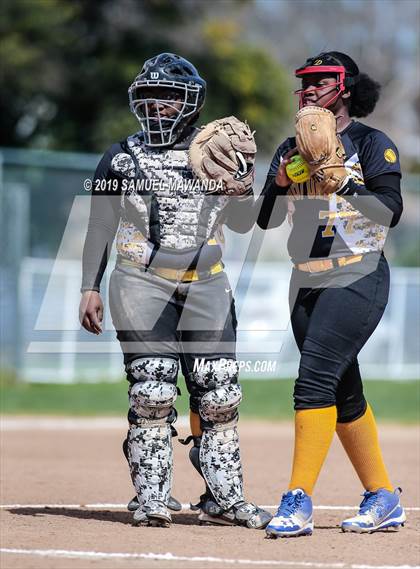 Thumbnail 2 in Granada Hills Charter vs King/Drew photogallery.