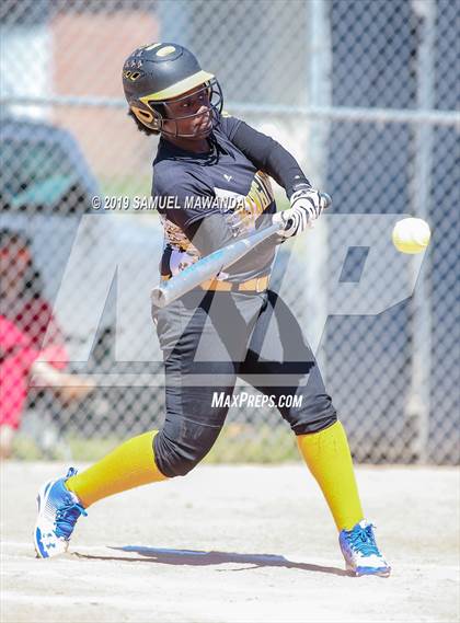 Thumbnail 2 in Granada Hills Charter vs King/Drew photogallery.