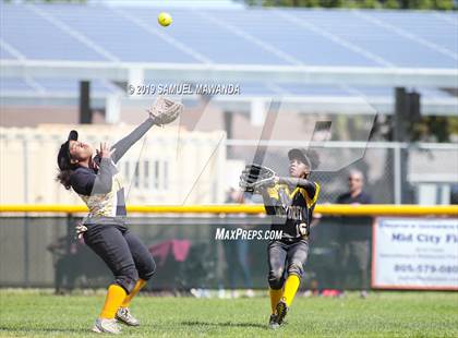 Thumbnail 2 in Granada Hills Charter vs King/Drew photogallery.