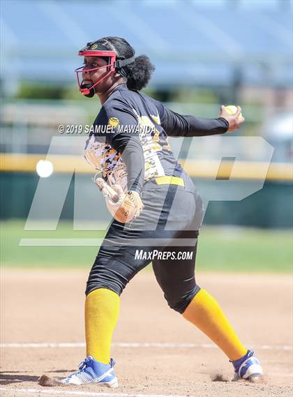 Thumbnail 2 in Granada Hills Charter vs King/Drew photogallery.