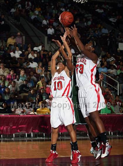 Thumbnail 1 in Hightower vs. Bellaire (Texas 5A Region 3 Semifinal) photogallery.