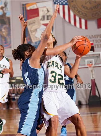 Thumbnail 3 in Alief Elsik vs Cypress Falls (UIL 5A Region 3 Final) photogallery.