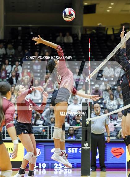 Thumbnail 2 in Iola vs. Schulenburg (UIL 2A Volleyball Semifinal) photogallery.
