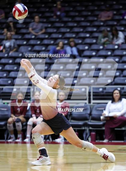 Thumbnail 3 in Iola vs. Schulenburg (UIL 2A Volleyball Semifinal) photogallery.