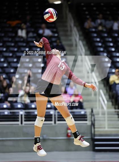 Thumbnail 3 in Iola vs. Schulenburg (UIL 2A Volleyball Semifinal) photogallery.