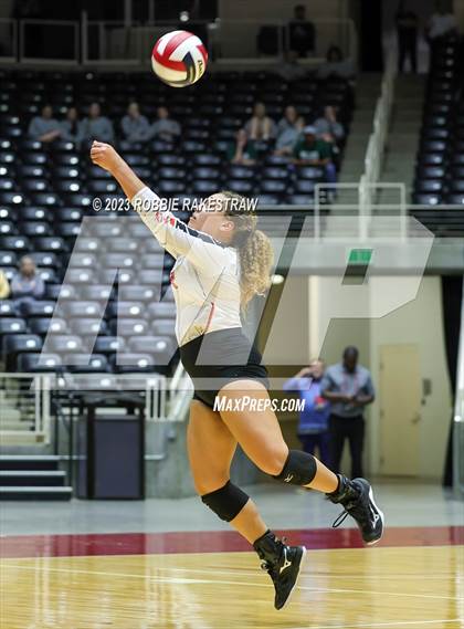 Thumbnail 2 in Iola vs. Schulenburg (UIL 2A Volleyball Semifinal) photogallery.