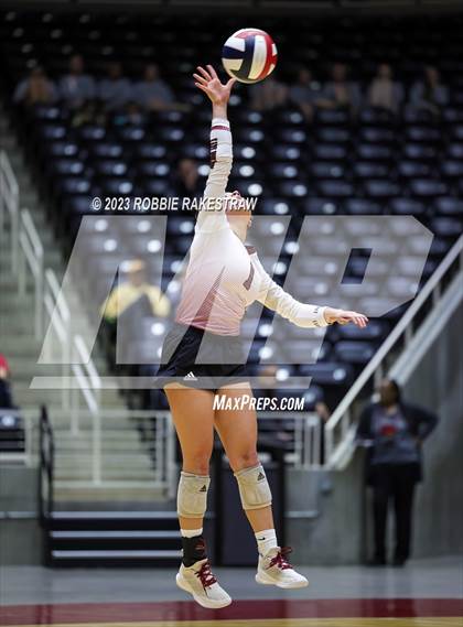 Thumbnail 3 in Iola vs. Schulenburg (UIL 2A Volleyball Semifinal) photogallery.
