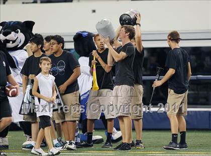 Thumbnail 3 in Cedar Hill vs. Guyer (Kirk Herbstreit National Kickoff Classic) photogallery.