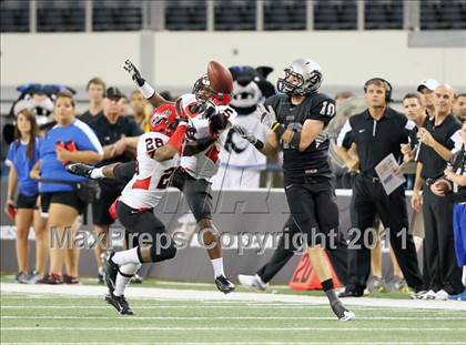 Thumbnail 2 in Cedar Hill vs. Guyer (Kirk Herbstreit National Kickoff Classic) photogallery.