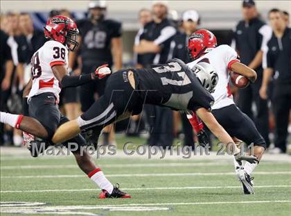 Thumbnail 3 in Cedar Hill vs. Guyer (Kirk Herbstreit National Kickoff Classic) photogallery.