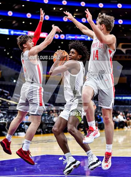 Thumbnail 2 in St. John Bosco vs. Mater Dei (Coastal Catholic Classic) photogallery.