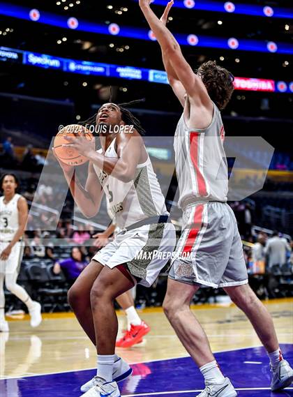 Thumbnail 2 in St. John Bosco vs. Mater Dei (Coastal Catholic Classic) photogallery.