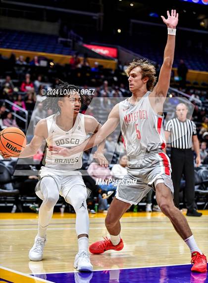 Thumbnail 2 in St. John Bosco vs. Mater Dei (Coastal Catholic Classic) photogallery.