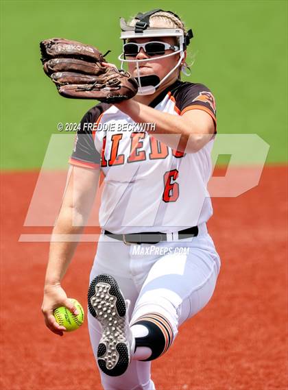 Thumbnail 2 in Aledo vs. Harlingen South (UIL 5A Softball Semifinal) photogallery.