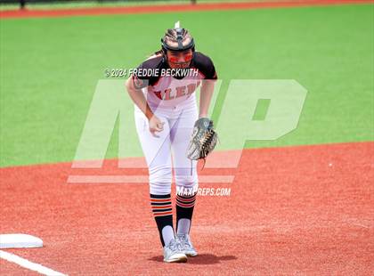 Thumbnail 1 in Aledo vs. Harlingen South (UIL 5A Softball Semifinal) photogallery.