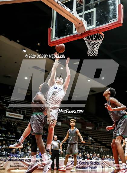 Thumbnail 2 in Bakersfield Christian vs. Hoover (CIF D3 Central Section Championship) photogallery.
