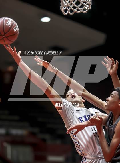 Thumbnail 3 in Bakersfield Christian vs. Hoover (CIF D3 Central Section Championship) photogallery.