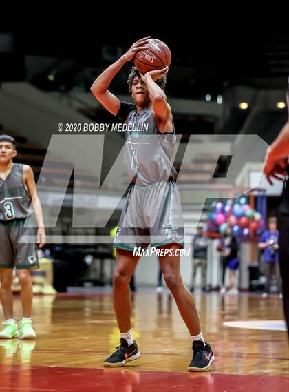 Thumbnail 2 in Bakersfield Christian vs. Hoover (CIF D3 Central Section Championship) photogallery.
