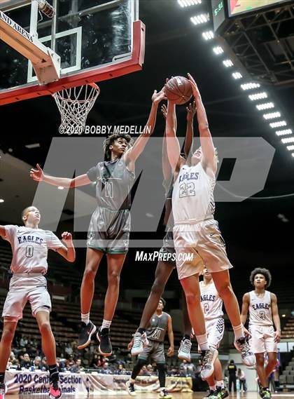 Thumbnail 3 in Bakersfield Christian vs. Hoover (CIF D3 Central Section Championship) photogallery.