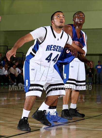 Thumbnail 1 in Reseda vs. University (CIF LACS D2 Final) photogallery.