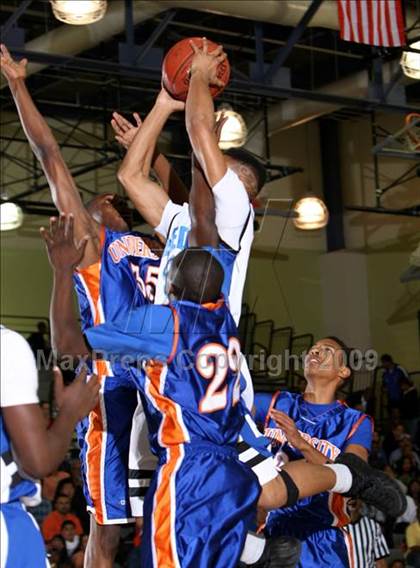 Thumbnail 2 in Reseda vs. University (CIF LACS D2 Final) photogallery.