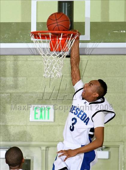 Thumbnail 1 in Reseda vs. University (CIF LACS D2 Final) photogallery.