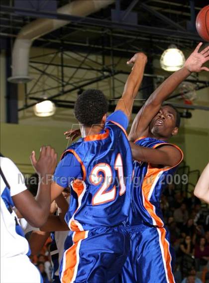 Thumbnail 3 in Reseda vs. University (CIF LACS D2 Final) photogallery.