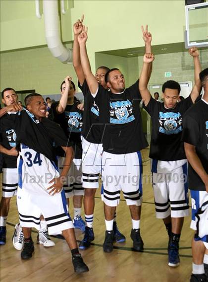 Thumbnail 1 in Reseda vs. University (CIF LACS D2 Final) photogallery.