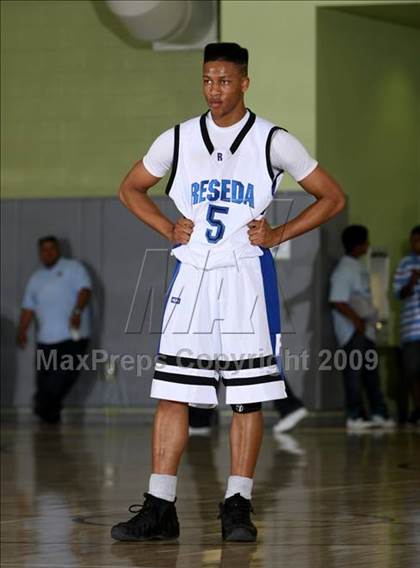Thumbnail 3 in Reseda vs. University (CIF LACS D2 Final) photogallery.