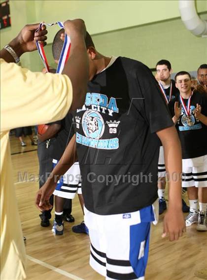 Thumbnail 2 in Reseda vs. University (CIF LACS D2 Final) photogallery.
