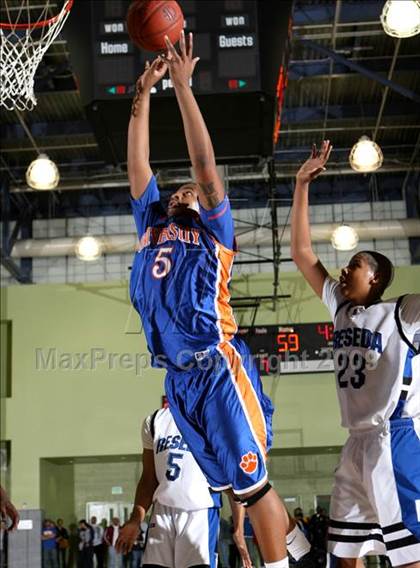 Thumbnail 1 in Reseda vs. University (CIF LACS D2 Final) photogallery.
