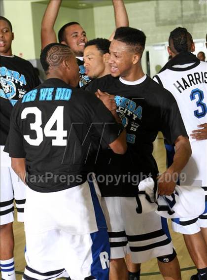 Thumbnail 3 in Reseda vs. University (CIF LACS D2 Final) photogallery.
