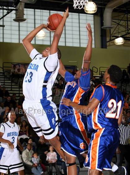 Thumbnail 1 in Reseda vs. University (CIF LACS D2 Final) photogallery.