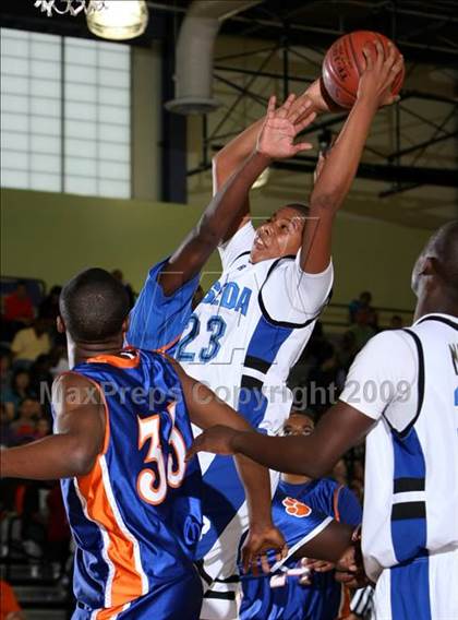 Thumbnail 1 in Reseda vs. University (CIF LACS D2 Final) photogallery.