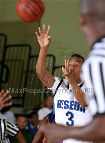 Thumbnail 1 in Reseda vs. University (CIF LACS D2 Final) photogallery.